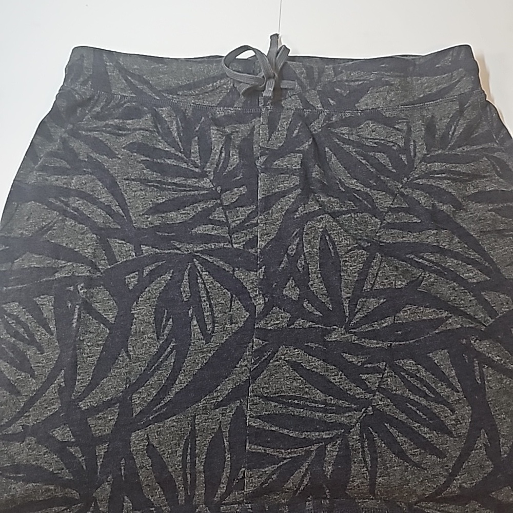 Tommy Bahama Skirt Women’s  Medium Blue/grey floral great pre-owned condition
